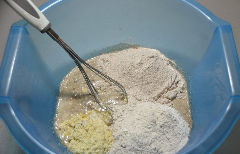 1. Этап. Мультизерновой хлеб: Всыпьте всю муку.