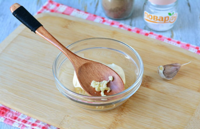 1. Этап. Отварная запеченная рулька в духовке: Приготовьте соус. Смешайте майонез с чесноком и горчицей.