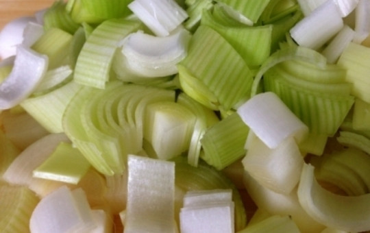 1. Этап. Картофельный суп с луком: Помоем лук-порей и нарежем его белую часть. Вместо лука-порея можно использовать и обычный репчатый лук.