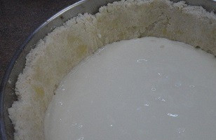 1. Этап. Творожно-ванильный пирог с вишней: Сливки смешать с крахмалом и взбить. Добавить к основной массе начинки и смешать блендером. Выливаем творожную смесь на тесто и выпекаем при Т 180 С, 45 минут.