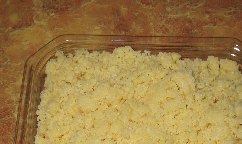 1. Этап. Сдобные булочки на кефире: Пока тесто ожидает своего часа, перейдем к приготовлению посыпки. Масло сливочное натираем на терке и перемешиваем с сахаром и мукой.