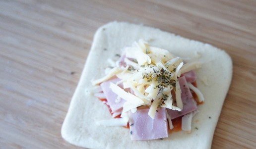 1. Этап. Мини-пиццы Тыквы: Сверху любой другой полутвёрдый сыр и итальянские травы.