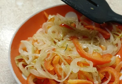 1. Этап. Индейка со сладким перцем и вином: Выложить овощи на тарелку.