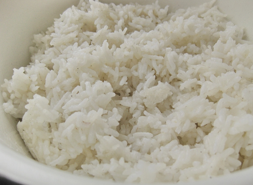 1. Этап. Курица с овощами и рисом: Рис промыть несколько раз в холодной воде, пока она не станет прозрачной. В кастрюлю с кипящей, подсоленной водой засыпать рис, довести до кипения и плотно закрыть крышкой. Варить на медленном огне 20 минут, пока рис не впитает в себя всю воду.