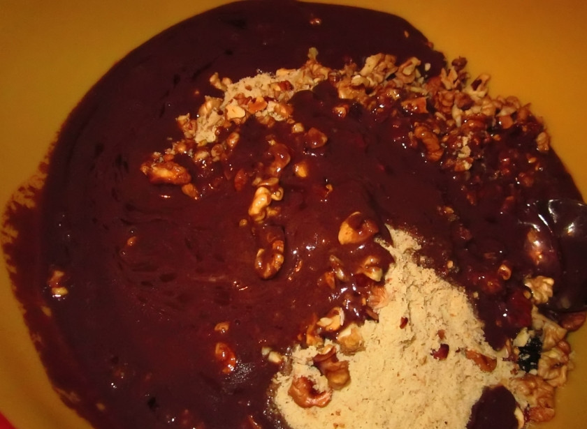 1. Этап. Шоколадная Картошка: Масло сливочное растопите, растворите в нем какао. Получается масса, похожая на шоколад. Добавьте её к печенью с орехами.