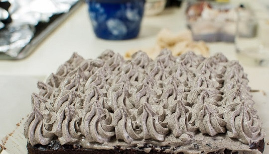 1. Этап. Шоколадный торт с печеньем: 14. Вот такая красота получилась в результате. Надеюсь, что вам этот вариант торта придется по вкусу.