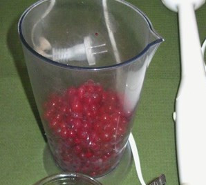 1. Этап. Свинина со смородиной в духовке: Блендером измельчите ягоду и добавьте к меду и соевому соусу.