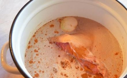 1. Этап. Као Ка Му: Заливаем ее водой, добавляем все специи, сахар, соль, соевый соус. Луковицу разрезаем пополам и не чистим. Варим рульку 2 часа на медленном огне.