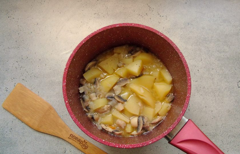 1. Этап. Суп-пюре на курином бульоне из шампиньонов: Накройте кастрюлю крышкой и варите овощи с грибами до готовности.
