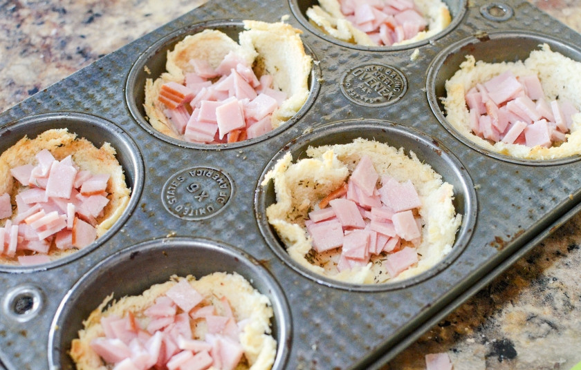 1. Этап. Маффины с яйцом на завтрак: 3. Потом запекайте хлеб в течение 7 минут при 180 градусах в духовке. После этого выложите в формочки нарезанную ветчину.