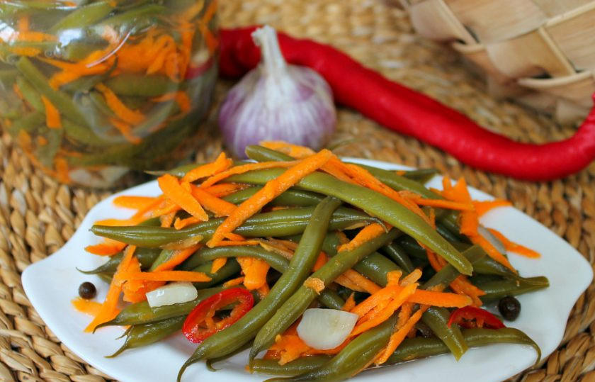 1. Этап. Турша из фасоли по-армянски: Через 3 дня туршу можно подавать к столу. Готовую туршу перекладываем в стеклянные банки, заливаем маринадом и храним в холодильнике.