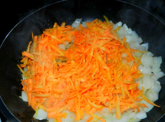1. Этап. Щи из китайской капусты: Теперь нарезаем помытые и очищенные овощи. Картошку и лук режем кубиком. Морковь и чеснок трем на терке. На раскаленную сковородку наливаем подсолнечного масла, обжариваем лук с морковью.