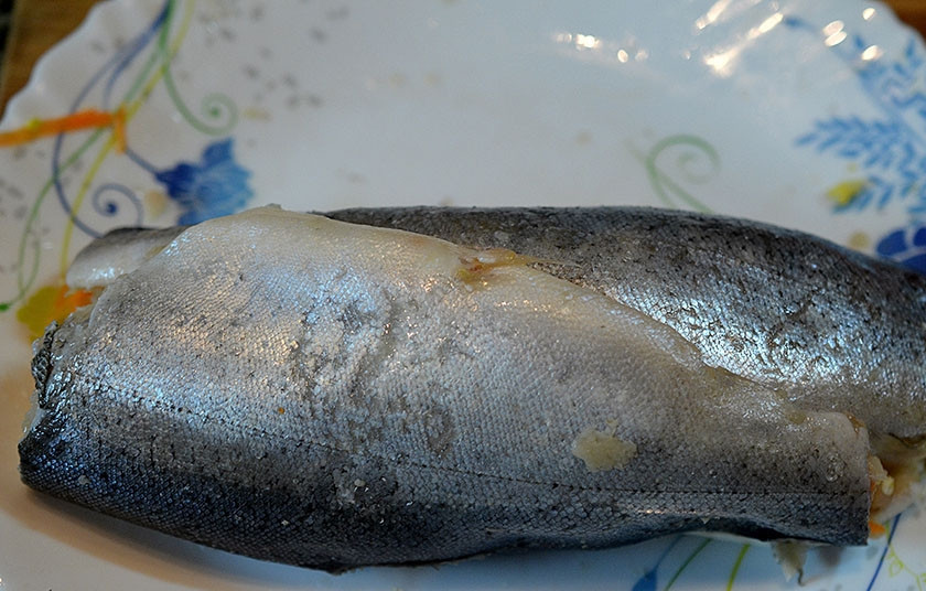 1. Этап. Рулет из рыбы с овощами: 4. Сверните рулетом.