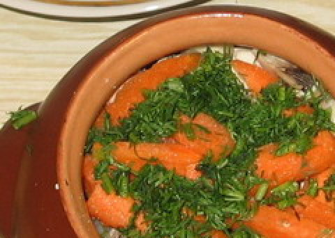 1. Этап. Жаркое из кролика в горшочках: Посыпаем нарубленной зеленью и чесноком.