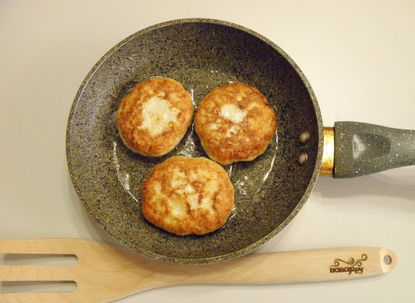 1. Этап. Котлетки из куриных грудок: Обжаривайте без крышки на медленном огне с обоих сторон до готовности.