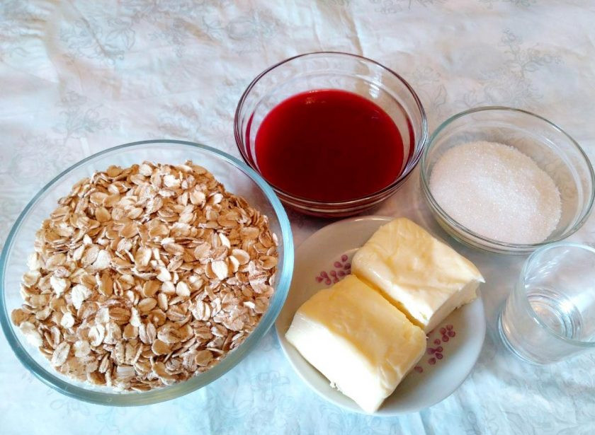 1. Этап. Геркулесовые пирожные: Подготовьте перечисленные ингредиенты. Масло для приготовления пирожных должно быть холодным, как и вода. Джем или варенье можно выбирать по своему вкусу, учитывая, что этот продукт будет выступать в качестве начинки, которая не должна вытекать.