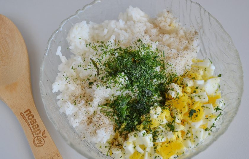 1. Этап. Молдавские пирожки с рисом Вэрзэре: Отварите в подсоленой воде рис до готовности. Отварите и очистите яйца, порубите мелко их ножом. Добавьте измельченную зелень, соль, перец и начинка готова!