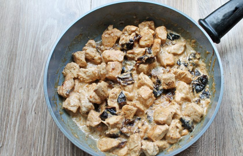 1. Этап. Куриное филе с черносливом: Снимите с огня, доведите до вкуса и подавайте блюдо к столу.