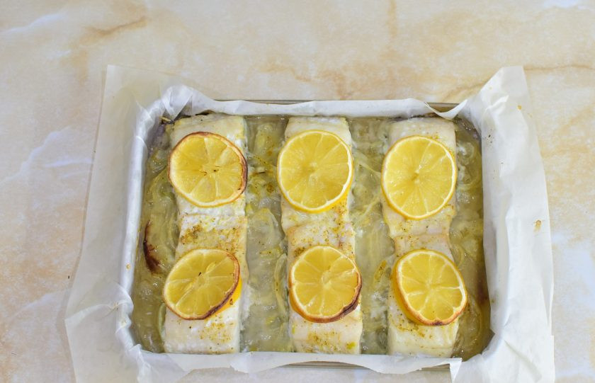 1. Этап. Судак с лимоном в духовке: Рыба готова! За время запекания кусочки немного уменьшились в размере. Извлеките противень из духовки и немного остудите.