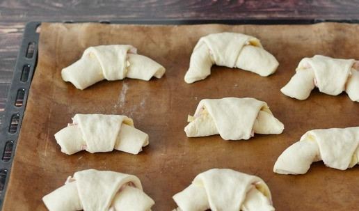 1. Этап. Рогалики с копчёной грудинкой и сыром: Выложите рогалики на противень, застеленный ковриком для выпечки и оставьте на расстойку на 1 час.