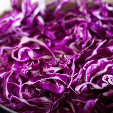 1. Этап. Тушеная красная капуста: Добавьте нашинкованную капусту, гвоздику, яблочный уксус и воду. Накройте, уменьшите огонь до минимума и варите, пока капуста не станет мягкой, около 30-40 минут.