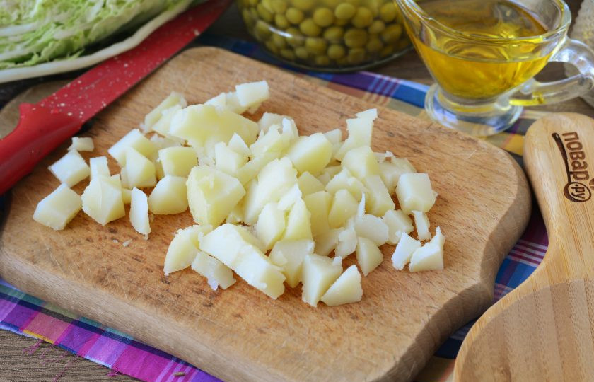 1. Этап. Винегрет с пекинской капустой: Отварите до мягкости картофель, остудите, почистите от кожуры, нарежьте кубиками.