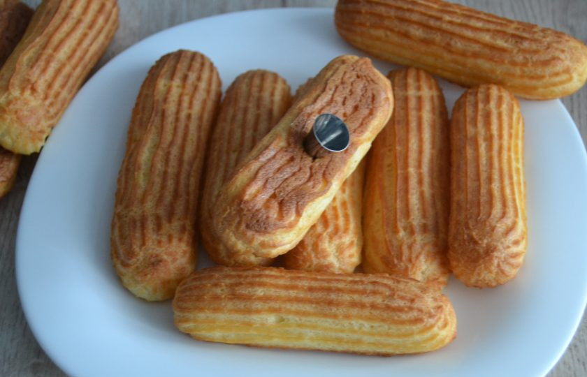 1. Этап. Эклеры со сметанным кремом: Чтобы начинить эклеры кремом, сделайте снизу по 3 отверстия. Можно использовать для этого кончик ножа или насадку для крема. Можно просто сделать надрезы и начинить кремом через них.