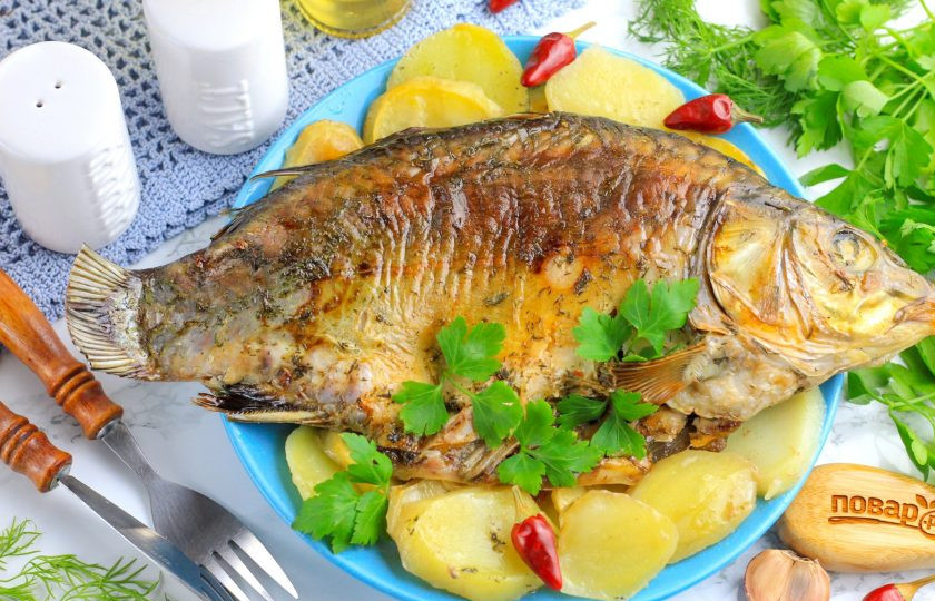 1. Этап. Золотистый карп с шалфеем: Выложите золотистого карпа на тарелку и добавьте картофель. Подайте приготовленное блюдо к столу горячим.