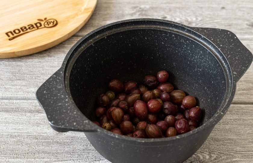 1. Этап. Джем из крыжовника: Переложите крыжовник в кастрюлю с толстым дном, влейте немного воды. Доведите до кипения на среднем огне.