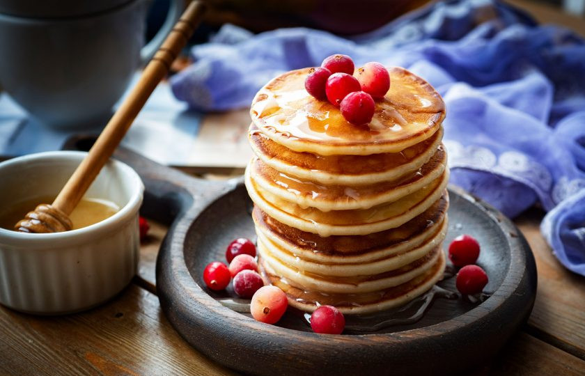 1. Этап. Панкейки на йогурте пышные: Готовые панкейки выложите на тарелку стопочкой, полейте любимым сиропом, украсьте ягодами, подавайте к столу.