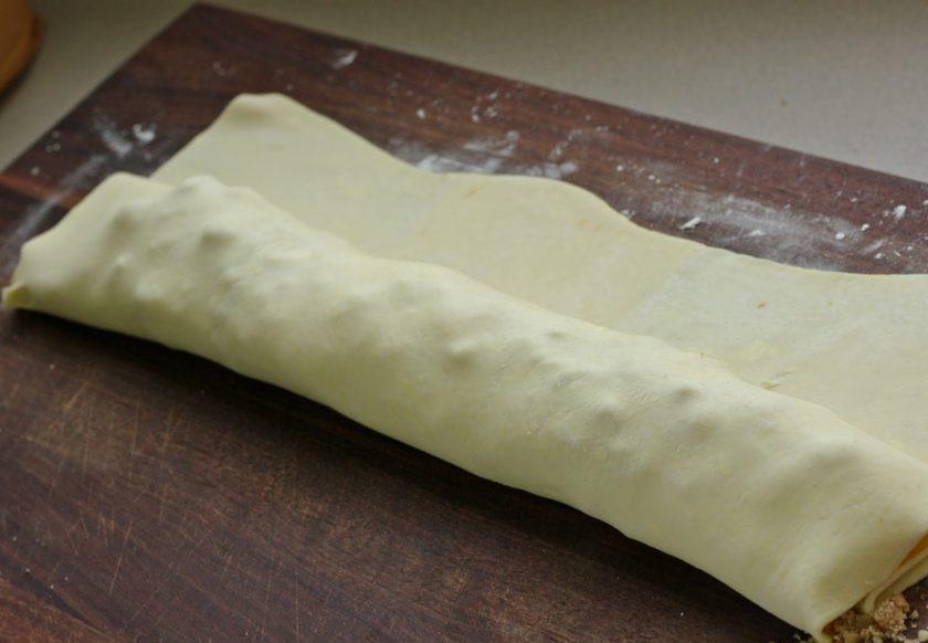 1. Этап. Штрудель с яблоками: Заверните в рулет.