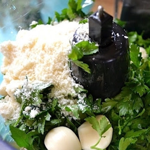 1. Этап. Диетическая паста: Свежую петрушку, пармезан, чеснок и соль складываем в чашу блендера.