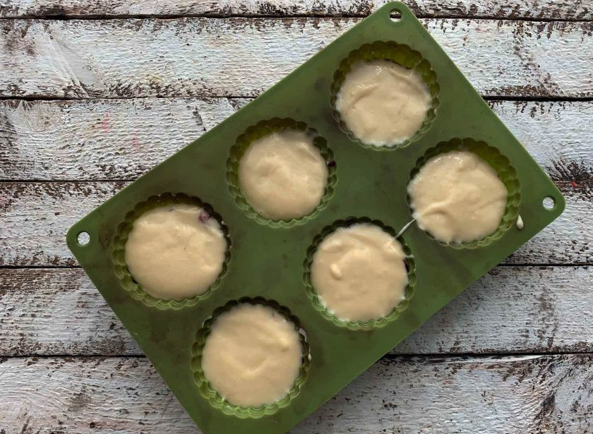 1. Этап. Кексы с повидлом: Выложите оставшееся тесто и отправьте в предварительно разогретую духовку до 180 градусов на 30-35 минут.