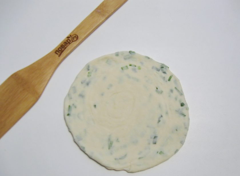 1. Этап. Китайские слоеные лепешки: Улитку тонко раскатайте в лепешку.