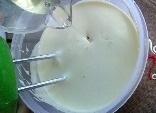 1. Этап. Кексы в силиконовых формочках: Продолжая взбивать, добавьте растительное масло тонкой струйкой.