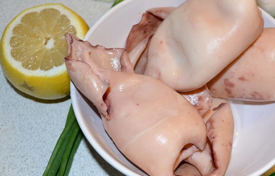 1. Этап. Кальмары с сыром и яйцом: 1. Тушки кальмаров нужно тщательно очистить и промыть под водой. Опустить их в кипящую подсоленную воду на 2-3 минуты, а затем остудить. Переварить кальмары - это значит испортить блюдо и сделать его слишком жестким.