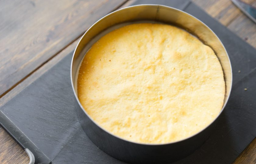 1. Этап. Десерт Птичье молоко: 18. Аккуратно уложите второй корж.