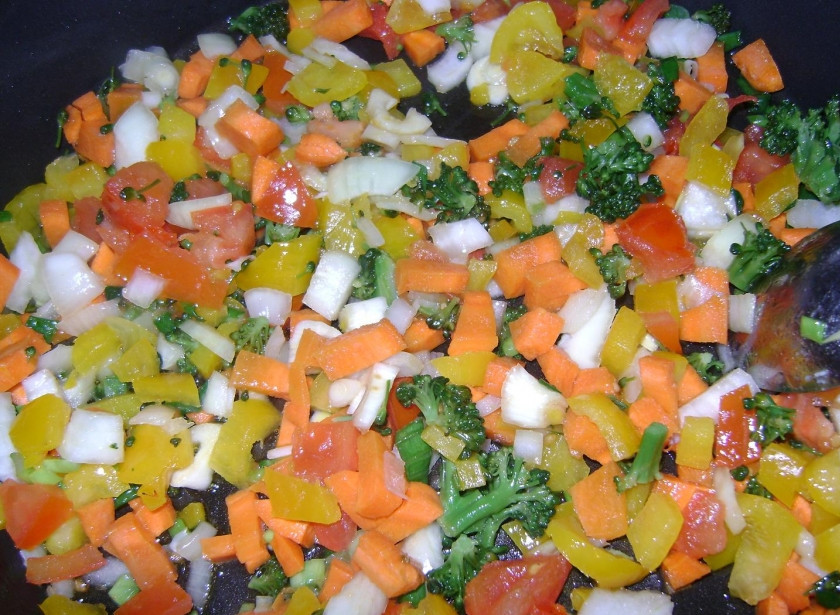 1. Этап. рис с овощами и морепродуктами: Кальмар нарезать кольцами. На сковороде с оливковым маслом в течении пяти минут потушить овощи (морковь, лук репчатый и зеленый, перец, чеснок, брокколи, помидор)