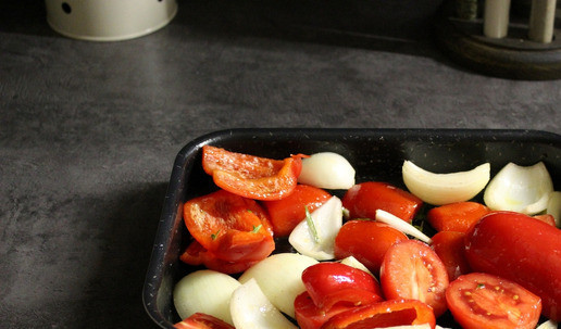 1. Этап. Паста с сыром страчателла и запечёнными овощами: Включить духовку на 170 ℃. Перемешать овощи с оливковым масло, солью и черным перцем и, переложив на противень, запекать 45 минут.