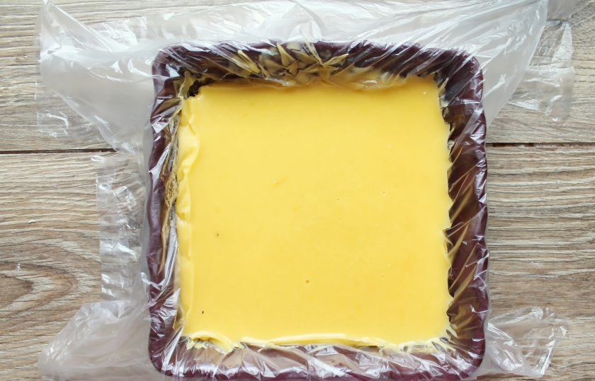 1. Этап. Конфеты с манго: Если нет формы для конфет, застелите пленкой любую форму для выпечки и вылейте в нее желейную массу.