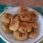 Печенье из кукурузной муки с изюмом В миску помещаем мед (если мед засахарился, то предварительно растапливаем его на водяной бане) и смешиваем с растительным маслом (я взяла оливковое). Добавляем изюм и корицу. К смеси добавляем яйцо, негашеную соду и все тщательно перемешиваем. Добавляем оба вида муки и замешиваем тесто. Оно получается липкое, но при этом рассыпчатое. На лист пергамента выкладываем тесто ложкой, формируя печенье. Можно влажными руками сформировать печенье и выложить на противень (кому как удобно). Помещаем в предварительно разогретую до 200 градусов духовку. Выпекаем около 15-20 минут. В процессе выпекания, минут через 10, я переворачиваю печенье, но это из-за специфики моей духовки, поэтому на фото они у меня двухсторонне подрумяненные. Получается 14-16 штучек. Приятного аппетита.