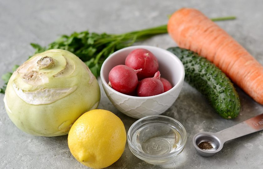 1. Этап. Салат из кольраби и редиса: Подготовьте все ингредиенты.