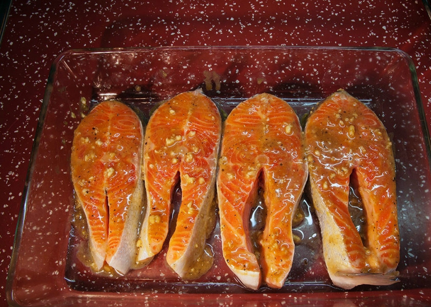 1. Этап. Кета с брокколи: Взяла на рынке свежую рыбку. Свежую, конечно, условно. Как-никак, такая рыбка до нас в свежем виде не дойдет. Только на самолете реактивном если. Но все же. Лучше такая, чем консервы. Промываю рыбу снаружи и внутри. У меня она уже разделанная, без внутренностей и головы. Нарезаю рыбку острым широким ножом на аккуратные кусочки. Обмазываю ее со всех сторон горчично-медовым соусом и оставляю на противне на 15 минут.