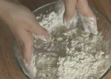 1. Этап. Наполеон со сгущенкой: Перемешиваем масло с мукой.