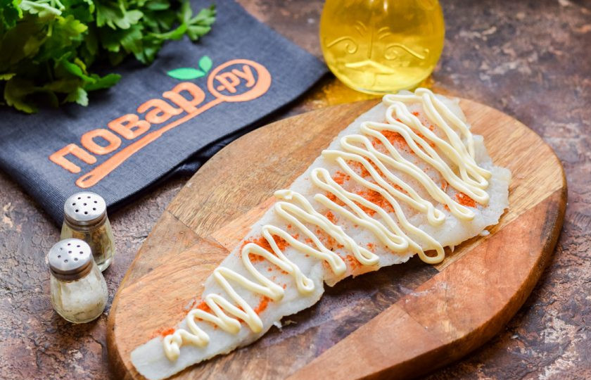 1. Этап. Рыба запеченная с авокадо: Смажьте рыбу майонезом.