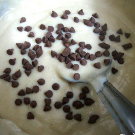 1. Этап. Банановые кексы в микроволновке: Добавьте шоколад.