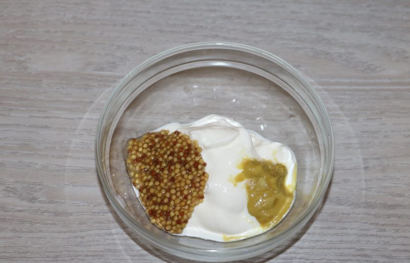 1. Этап. Салат Киевский: Приготовьте заправку. Соедените сметану, русскую горчицу и дижонскую горчицу. Хорошо перемешайте.