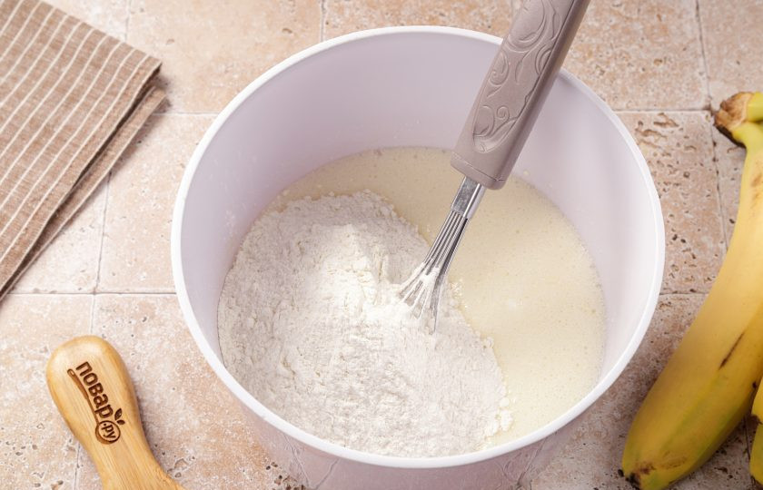 1. Этап. Заливной пирог с бананами: Частями добавьте муку.