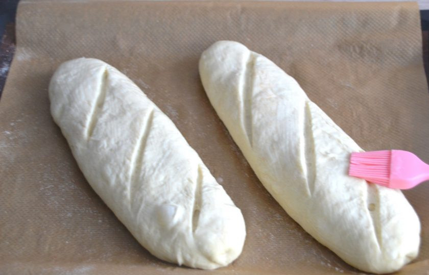 1. Этап. Батон на закваске: Нагрейте духовку до 250 градусов, ножом или лезвием бритвы сделайте надрезы на батонах, смажьте приготовленным кисельком. Первые 10 минут выпекайте при температуре 250 градусов, затем сбросьте температуру до 180 градусов и выпекайте еще 30 минут.