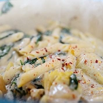 1. Этап. Паста со шпинатом и артишоками: Добавляем шпинат и желаемые специи. Хорошенько перемешиваем - и снимаем с огня.